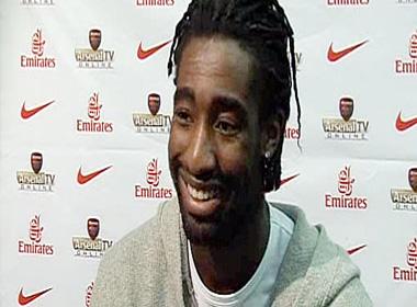 Djourou ra đi, Arsenal và Hamburg đều vui