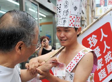 Người đàn ông mặc váy, phát tiền cho người qua đường ở Trung Quốc