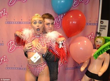 Miley Cyrus hốt hoảng bị 'sàm sỡ' vòng 1