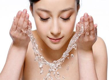 Những sai lầm nghiêm trọng khi dùng sữa rửa mặt không đúng cách 