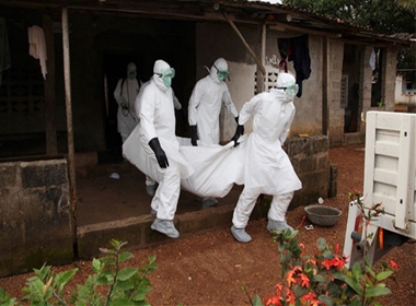 Các nhân viên y tế di chuyển thi thể một nạn nhân nhiễm Ebola ở Monrovia, Liberia. 