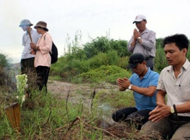 Người thân chị Huyền thắp hương trước khi tìm kiếm phần thi thể còn lại sáng 9/8