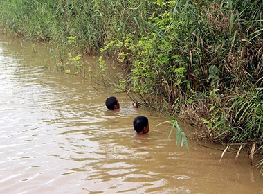 Vụ Cát Tường: Gia đình chị Huyền thuê thợ lặn tìm kiếm những phần thi thể còn lại