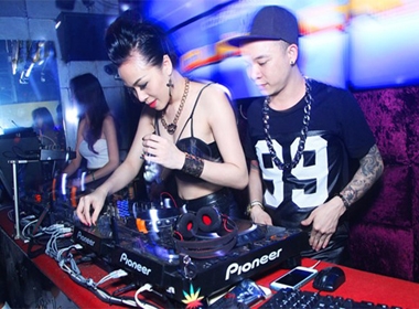 Nữ DJ gợi cảm nổi tiếng Hà thành và cuộc sống vợ chồng sau nửa đêm