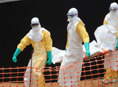 Một ca nhiễm virus Ebola được các nhân viên y tế vận chuyển
