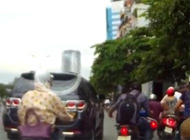 Ô tô biển xanh va chạm rồi bỏ chạy