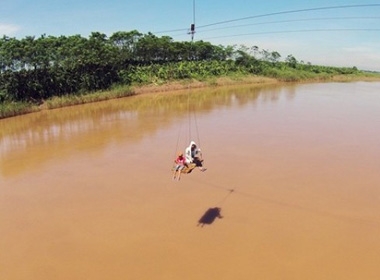 Dân Thủ đô tự chế cáp treo mạo hiểm qua sông