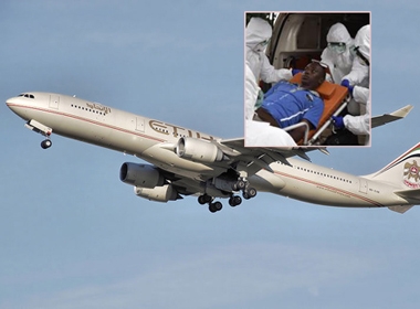 Khử trùng máy bay vì hành khách nghi nhiễm Ebola đột tử