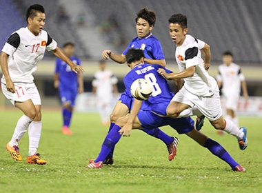 U19 VN - U19 Thái Lan: Pha tranh chấp của cầu thủ hai bên