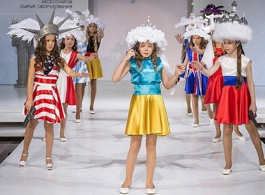 Show thời trang trẻ em ở Nga khiến dư luận bức xúc bởi cảnh tự sát