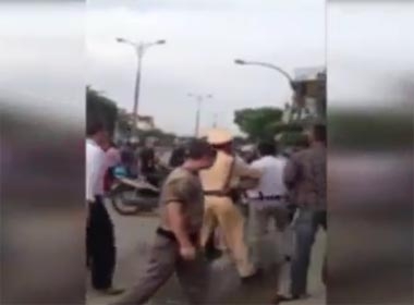 Video nhóm tài xế ngông cuồng đánh nhau náo loạn phố