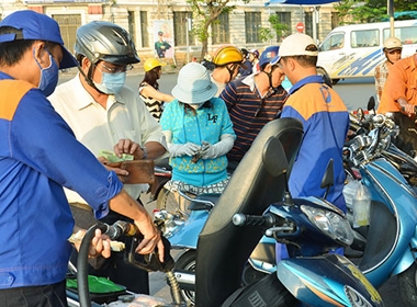 Xăng vừa giảm giá đã chực tăng