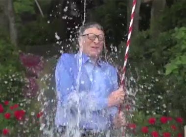  Bill Gates đáp lại lời thách đố tắm nước đá của Mark Zuckerberg