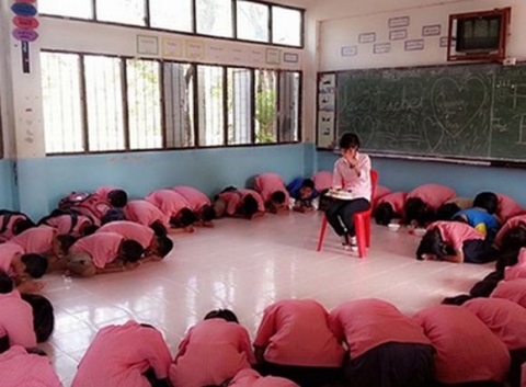 Học sinh quỳ xuống cúi lạy đồng thanh nói: “Teacher, don’t go Vietnam!”