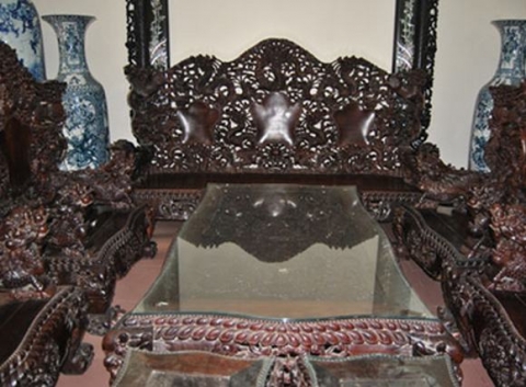 Bộ bàn ghế bằng gỗ sưa được cho là có giá 100 tỷ đồng của Minh 'Sâm'