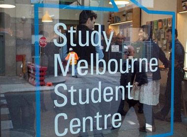Sinh viên Việt Nam được hỗ trợ tại Trung tâm Sinh viên học tại Melbourne 