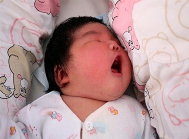 Bé sơ sinh khổng lồ ra đời ở Trung Quốc