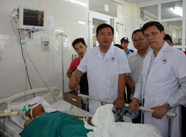 Tai nạn thảm khốc: Chuyển bệnh nhân nặng lên BV Việt Đức