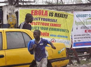 Bác sỹ rượt đuổi bệnh nhân Ebola ngay giữa chợ