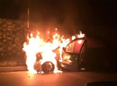 Xế hộp Lexus bất ngờ bốc cháy dữ dội khi đang chạy