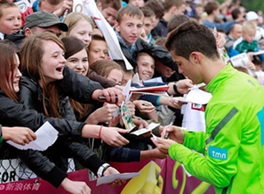 Đùa giỡn với tử thần để có chữ ký Ronaldo