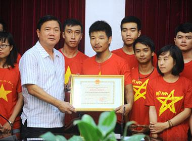 Khen thưởng nhóm phượt cứu người vụ tai nạn thảm khốc ở Sa Pa