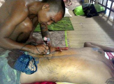 Hình ảnh phạm nhân xăm trổ cho nhau được Hùng đăng lên Facebook