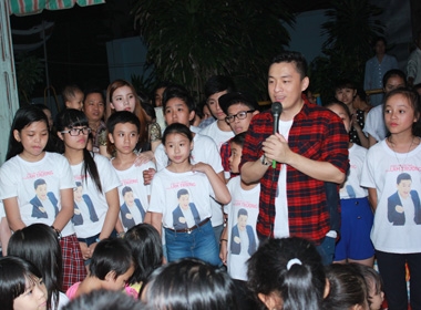 Thí sinh đội Lam Trường đi từ thiện trong đêm 