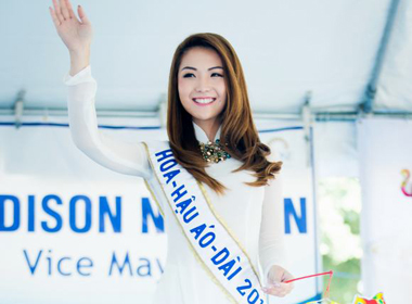 Hoa hậu gốc Việt Jennifer Chung tổ chức trung thu cho 5000 trẻ em tiểu bang Cali