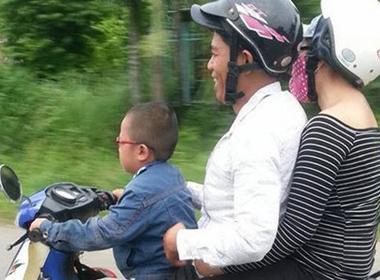 Bé trai 2 tuổi chở người lớn bằng xe máy gây xôn xao