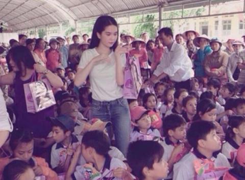 Hình ảnh Ngọc Trinh trên túi trao quà gây nhiều tranh cãi