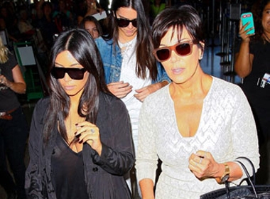 Kris Jenner (phải) bị dọa giết và con gái Kim Kardashian