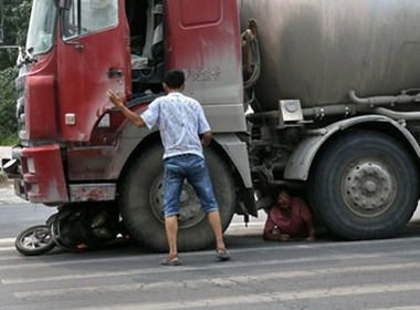 Cha lùi xe vô ý cán chết con trai (Ảnh minh họa)