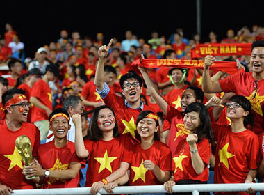 Những CĐV nữ xinh đẹp thuộc Hội CĐV bóng đá Việt Nam 