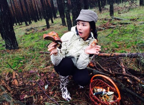 Hoa hậu Ngọc Hân thích thú với trải nghiệm hái nấm trong rừng