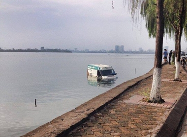 Chiếc xe sơn nhãn 'Bưu chính Viettel' đang 'bơi' trên Hồ Tây
