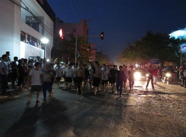 Hàng trăm học viên kéo về trung tâm TP Hải Phòng.