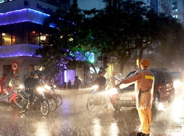 Lực lượng CSGT căng mình trong đêm mưa bão