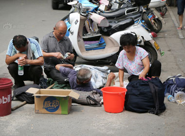 Nghề giả mạo ‘ăn xin chuyên nghiệp’ trên đường phố