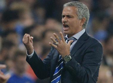 Mourinho bực tức khi cầu thủ Chelsea bỏ lỡ thời cơ.