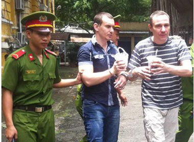 Hai bị cáo bị dẫn giải về trại giam