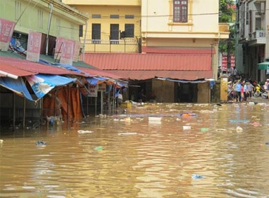Người dân TP Lạng Sơn hối hả chạy lụt sau bão số 3