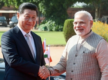 Chủ tịch Trung Quốc Tập Cận Bình hôm 18/9 bắt tay Thủ tướng Ấn Độ