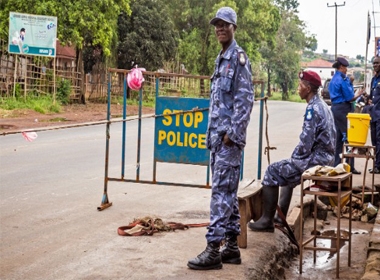 Các cảnh sát đang điều tra vụ án giết bác sĩ chữa Ebola tại Tây Phi