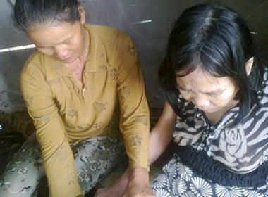 Chị Ngọ ngày ngày lặn lội kiếm sống và chăm sóc người vợ cũ đã 30 năm nằm liệt giường của chồng