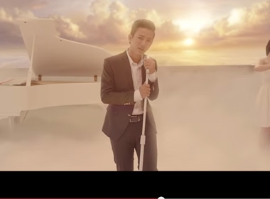 Hình ảnh trong MV đầu tay 'Như những phút ban đầu' của Hoài Lâm
