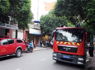 Cảnh sát chữa cháy có mặt hiện trường vụ nổ trên đường Lê Thị Riêng