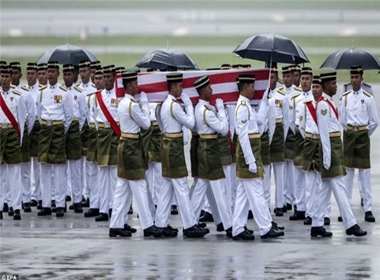 Thủ tướng Malaysia đã hành động bí mật để đưa nạn nhân MH17 về nhà