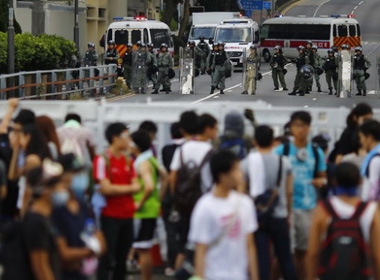 Rút cảnh sát chống bạo động, Hong Kong vẫn tắc