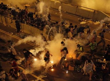 Khung cảnh hỗn loạn trong cuộc biểu tình ở Hong Kong